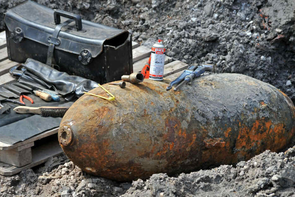 Die Fliegerbombe aus dem Zweiten Weltkrieg war am Montagnachmittag auf dem Gelände der Pioneer Kaserne entdeckt worden.