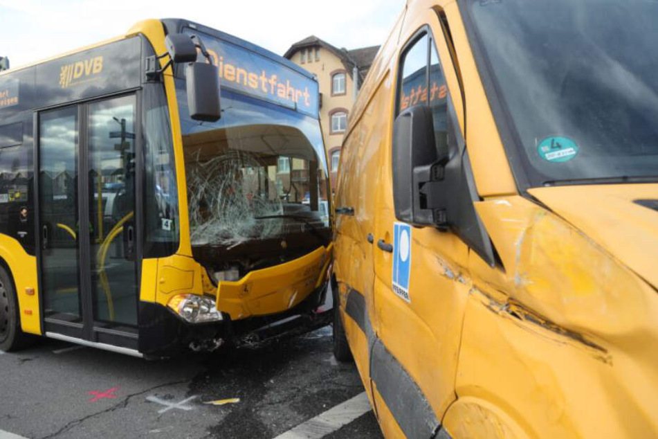 Die Front des Busses ist ebenso demoliert wie die Flanke des Mercedes-Transporters.