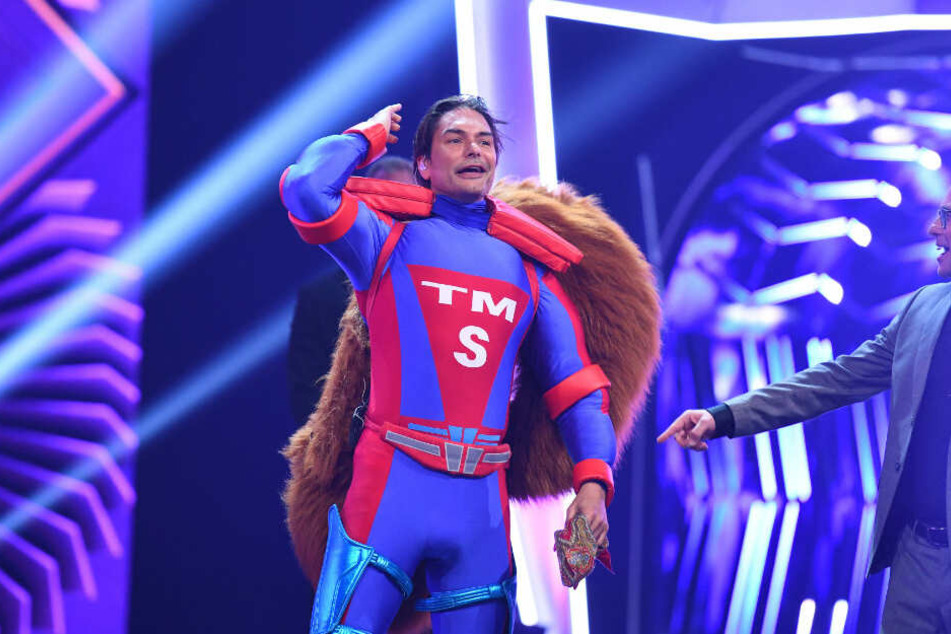 Nein es ist Supermodel-Man! Marcus Schenkenberg verbirgt sich unter der Eichhörnchen-Maske.