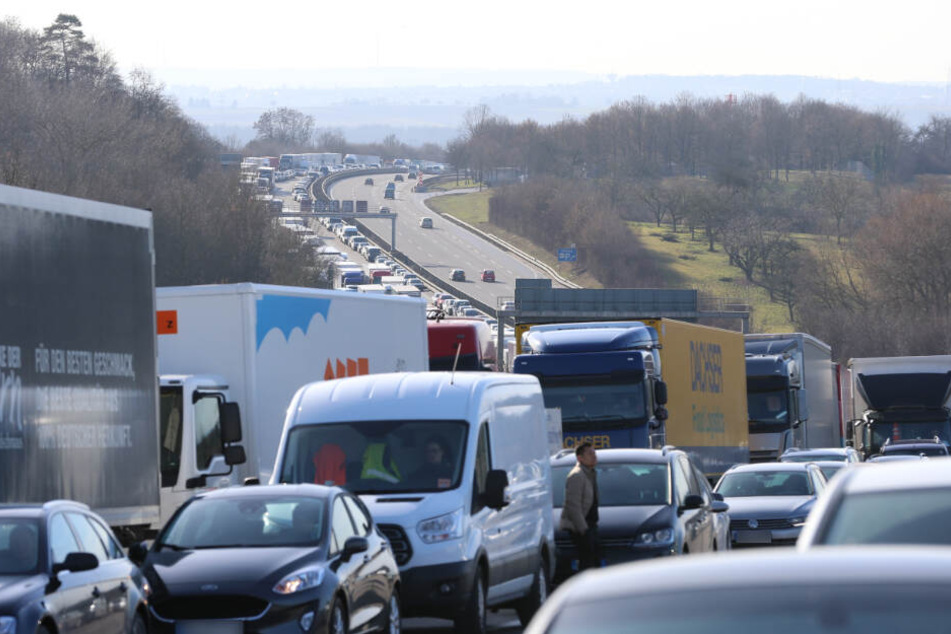 Nach dem Unfall staute sich der Verkehr.