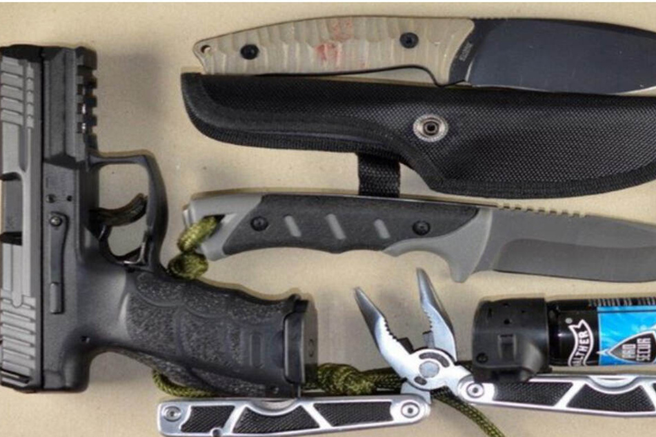 Die Beamten fanden ein ganzes Arsenal an Waffen bei der Frau.