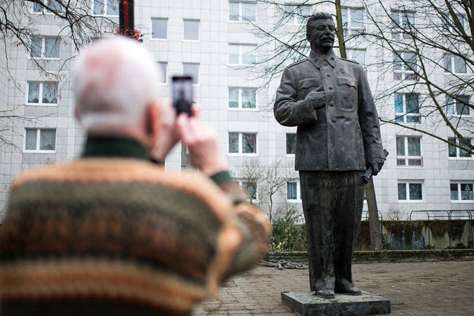 Die große Stalin-Statue wurde bereits am Dienstag an der Karl-Marx-Alle, die ehemals Stalinallee hieß, aufgestellt.