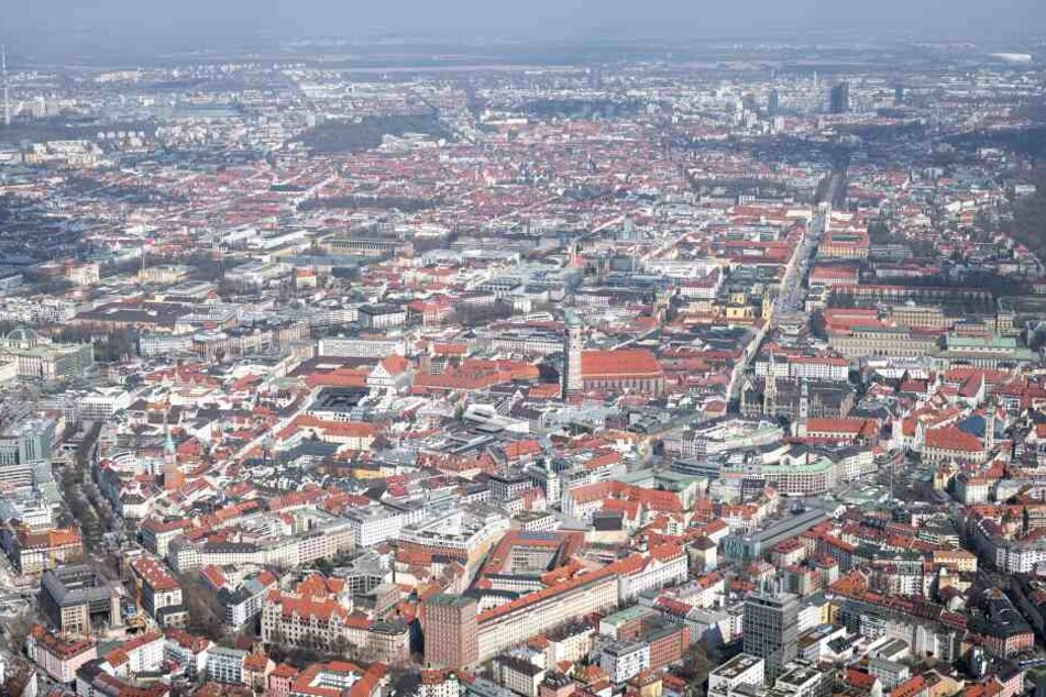 Die Innenstadt von München, fotografiert aus einem Hubschrauber. In der Mitte ist die Frauenkirche zu sehen.