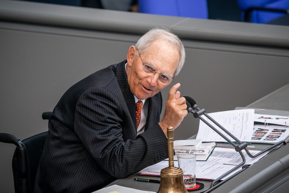 Wolfgang Schäuble (CDU), Bundestagspräsident, leitet die Sitzung bei der Regierungsbefragung im Plenum in Bundestag. Im Plenum müssen die Abgeordneten jeweils zwei Plätze untereinander frei halten, um den Abstandsregeln gegen die Ausbreitung des Coronavirus gerecht zu werden.