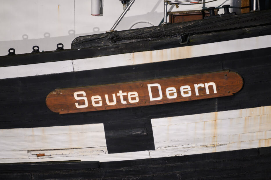 Das historische Segelschiff "Seute Deern" ist wegen eines Pumpenausfalls in Schräglage geraten.