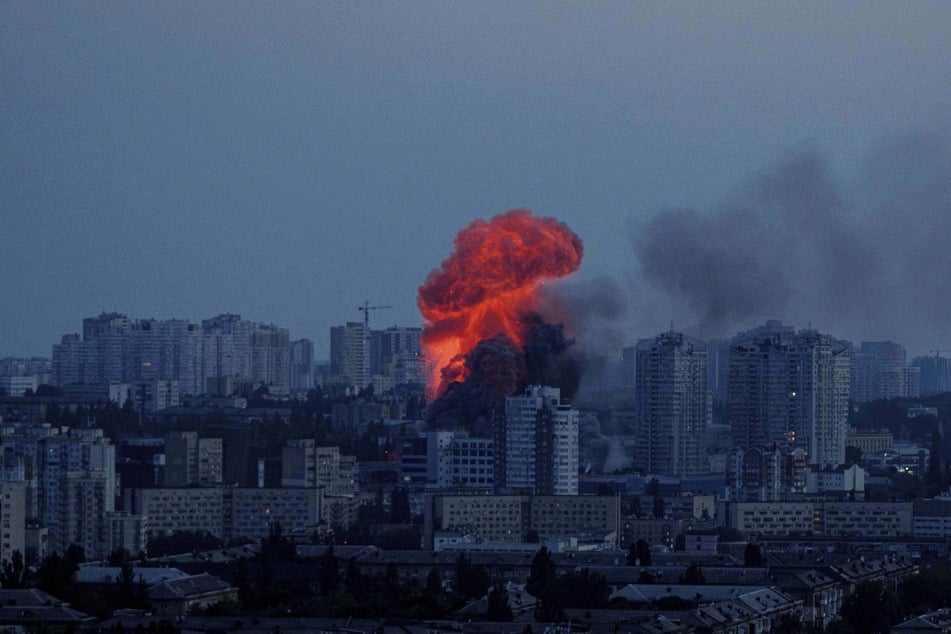 Ein mächtiger Feuerball stieg nach russischen Angriffen über Kiew empor.