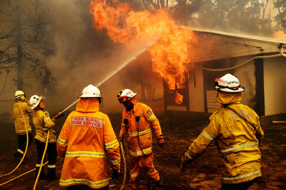Feuerwehrmänner kämpfen gegen einen Brand in der Nähe von Bundanoon in New South Wales.