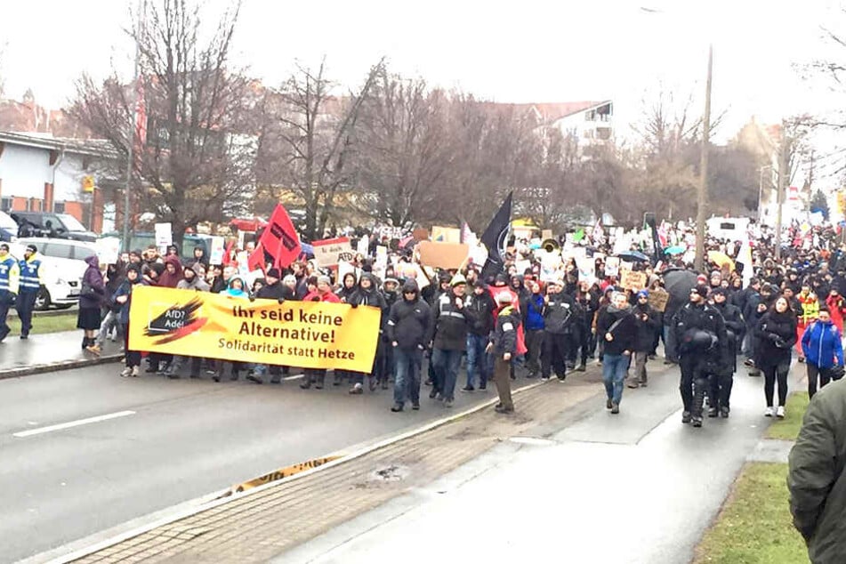 Der Demo-Zug auf dem Weg zur Sachsenarena.