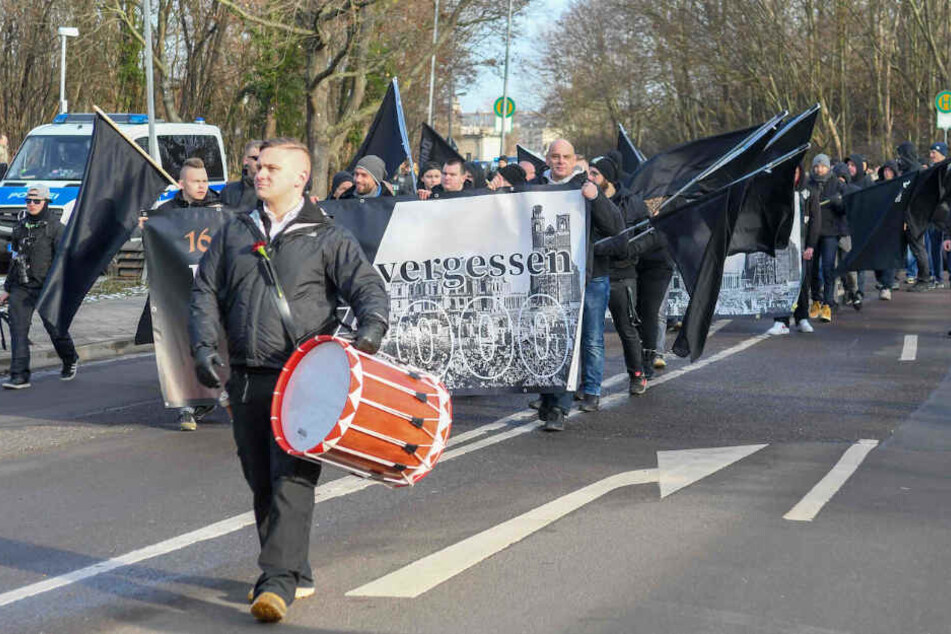 Etwa 150 Menschen versammelten sich zur Demonstration der rechtsextremen Seite.
