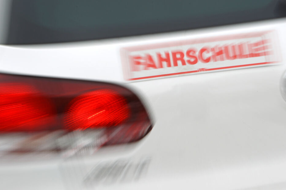 In Düsseldorf stoppte ein Fahrlehrer ein unkontrolliertes Fahrzeug (Symbolbild).
