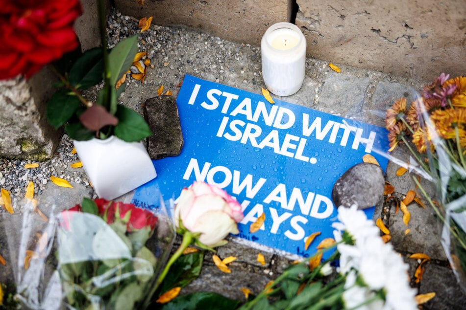 Ein Blatt mit der Aufschrift "I stand with Israel. Now and always" wurde vor der Münchner Hauptsynagoge Ohel Jakob abgelegt.