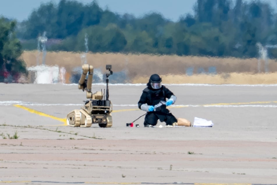 Ein Spezialist der Polizei bei der Sicherung der Drohne.
