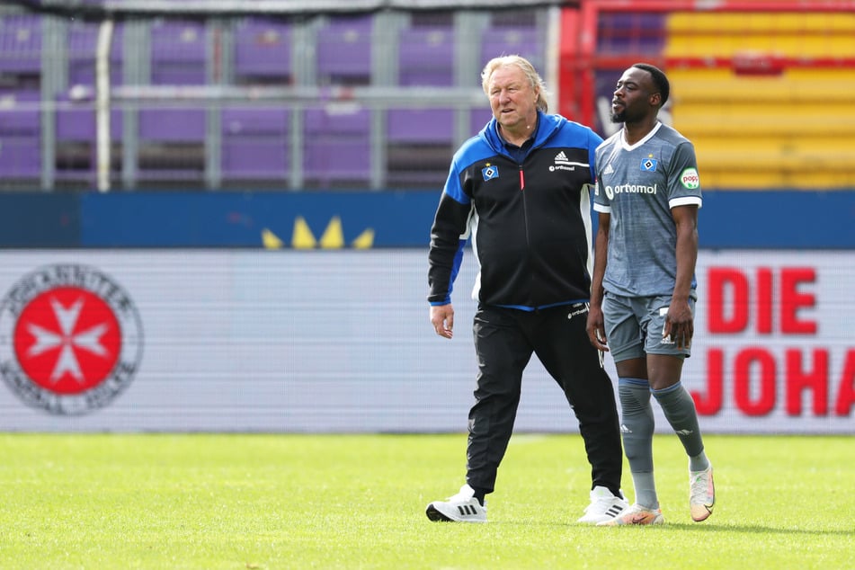 Auch Interimstrainer Horst Hrubesch (70, links) konnte das Steuer nicht rumreißen für den HSV.