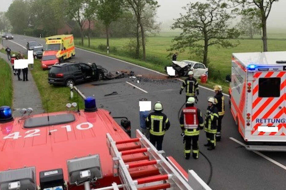 Trümmerteile liegen nach dem Unfall auf der Bundesstraße verteilt.