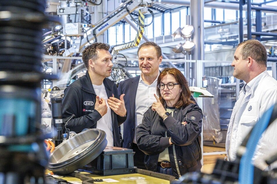 Sören Gonther (39, v.l.), Standortleiter Martin Goede (59) und Heike Ullrich (56) im angeregten Austausch.