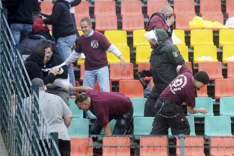 Im Jahr 2011 hatten BFC-Fans nach dem Pokalspiel gegen Kaiserslautern den Gästeblock gestürmt und einige Menschen verletzt. (Archivbild)