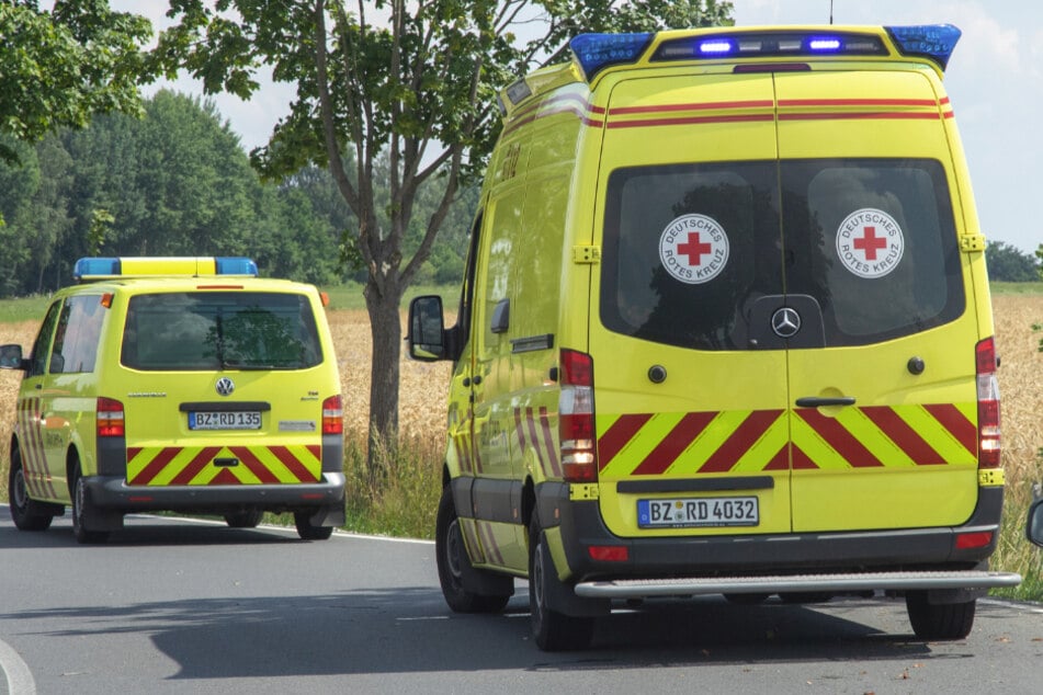 Mehrere Rettungswagen vor Ort.