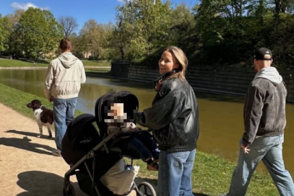 Sigurd Haugen (28, l.) schlenderte mit Freundin Marlene (M.), seinen beiden Söhnen sowie Nils Fröling (26, r.) und seiner Frau am Dresdner Zwinger entlang.
