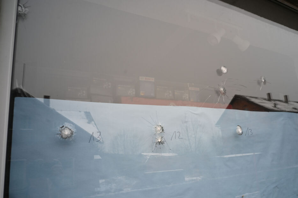 24 Schüsse feuerte der Täter auf die Schaufenster des tschechischen Geschäfts "Auto Kelly" ab.