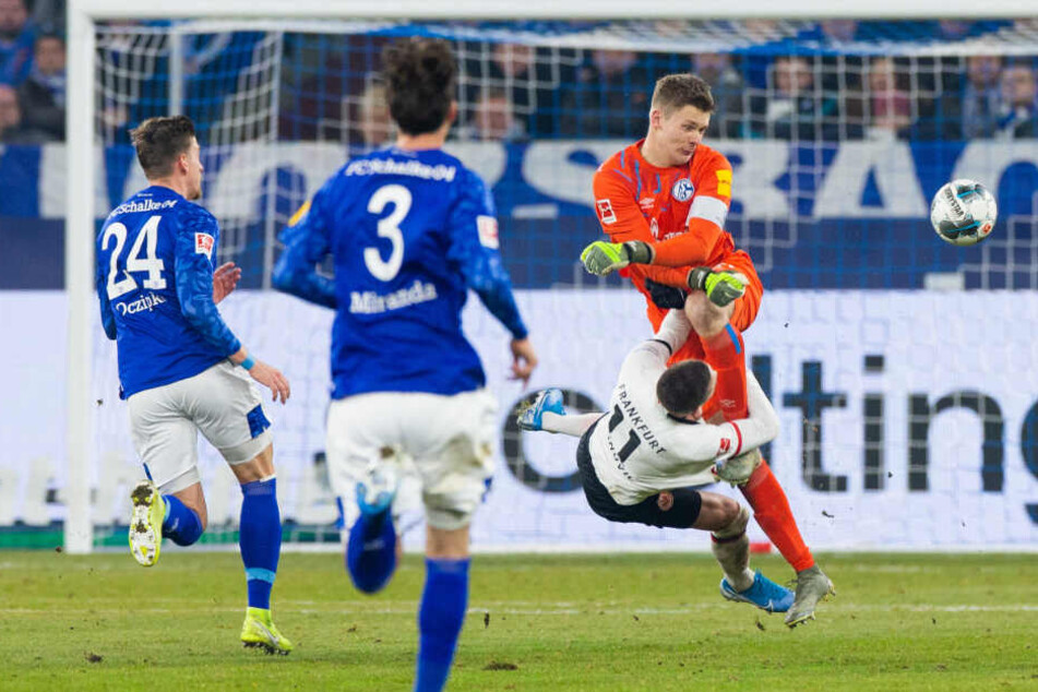 Das Foul von Alexander Nübel gegen Mijat Gacinovic in der 66. Spielminute im Spiel zwischen Schalke 04 und Eintracht Frankfurt.