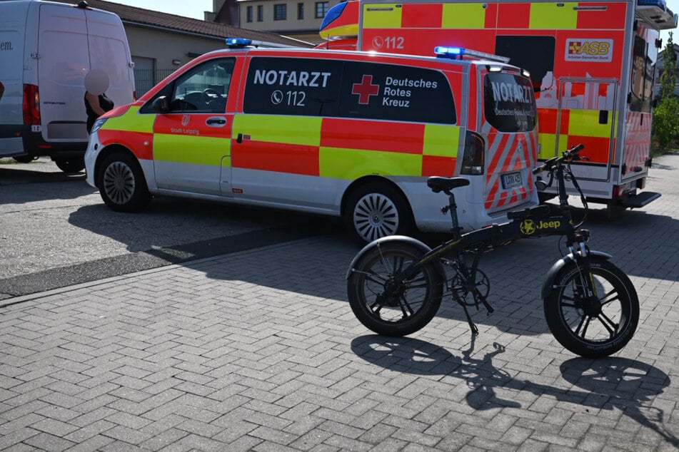 Auto und Radfahrer kollidieren: Ein Verletzter bei Unfall im Leipziger Westen