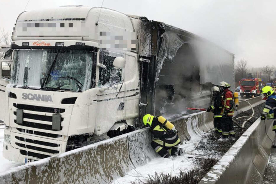 Die Feuerwehr musste den Laster löschen.
