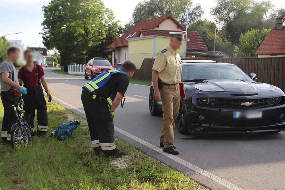 Der Junge wollte mit dem Fahrrad eine Landstraße überqueren und wurde von einem Dodge Camaro überfahren.