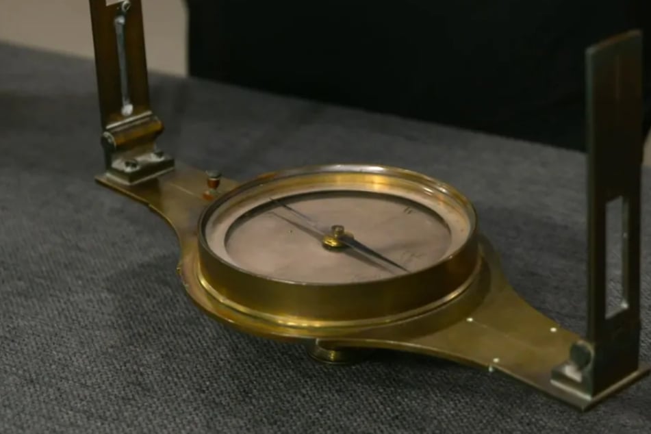Der Peilkompass wurde von der Firma Lewert aus Berlin produziert und ist über 150 Jahre alt.