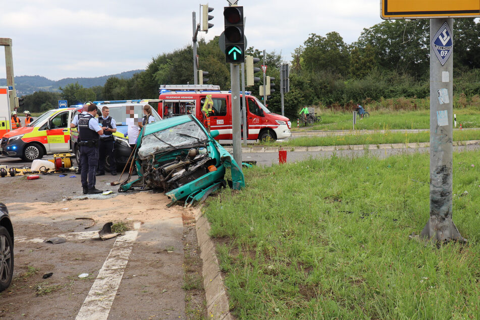 Auch aus einem anderen Blickwinkel wirkt der Laternen-Crash nicht minder heftig.