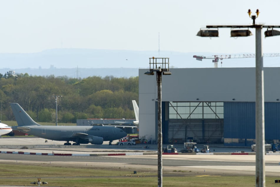 Ein Airbus A310 MedEvac der Luftwaffe mit Verletzten des Busunglücks auf Madeira ist am Samstagnachmittag auf dem Flughafen in Köln/Bonn gelandet.