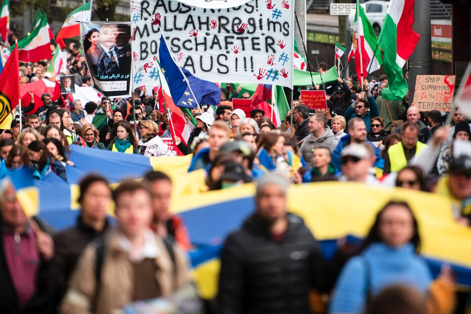 Tausende Demonstranten werden am Samstag in der Kölner Innenstadt erwartet, um gegen den russischen Angriffskrieg gegen die Ukraine zu protestieren (Symbolbild).
