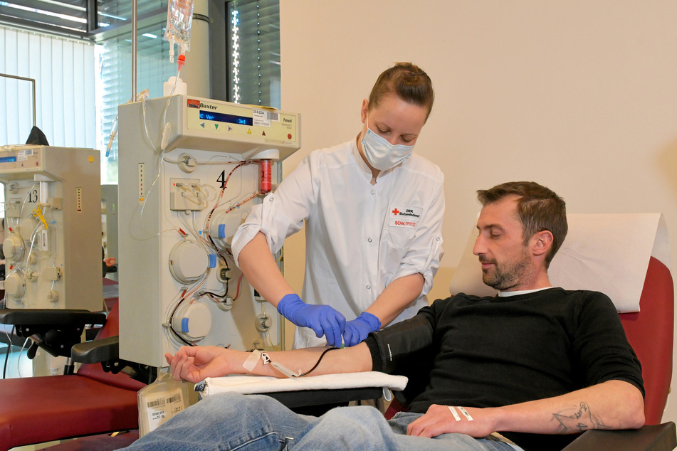 Kai Mizera spendet nach überstandener Corona-Erkrankung Blut.