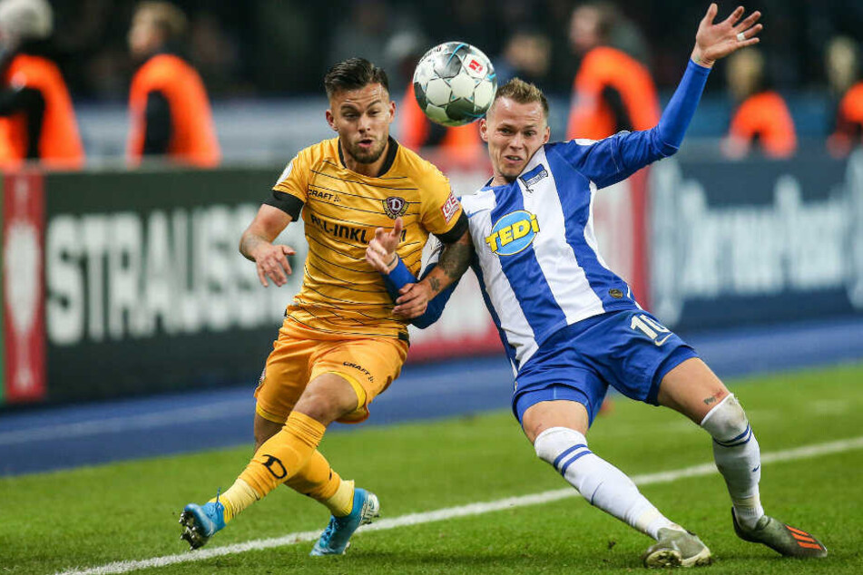 Herthas Ondrej Duda (r.) und Dynamos Sascha Horvath kämpfen um den Ball.