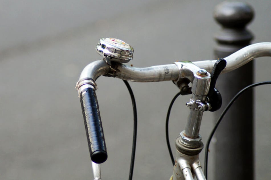 Der unbekannte Täter war auf einem silbernen Fahrrad unterwegs. (Symbolbild)