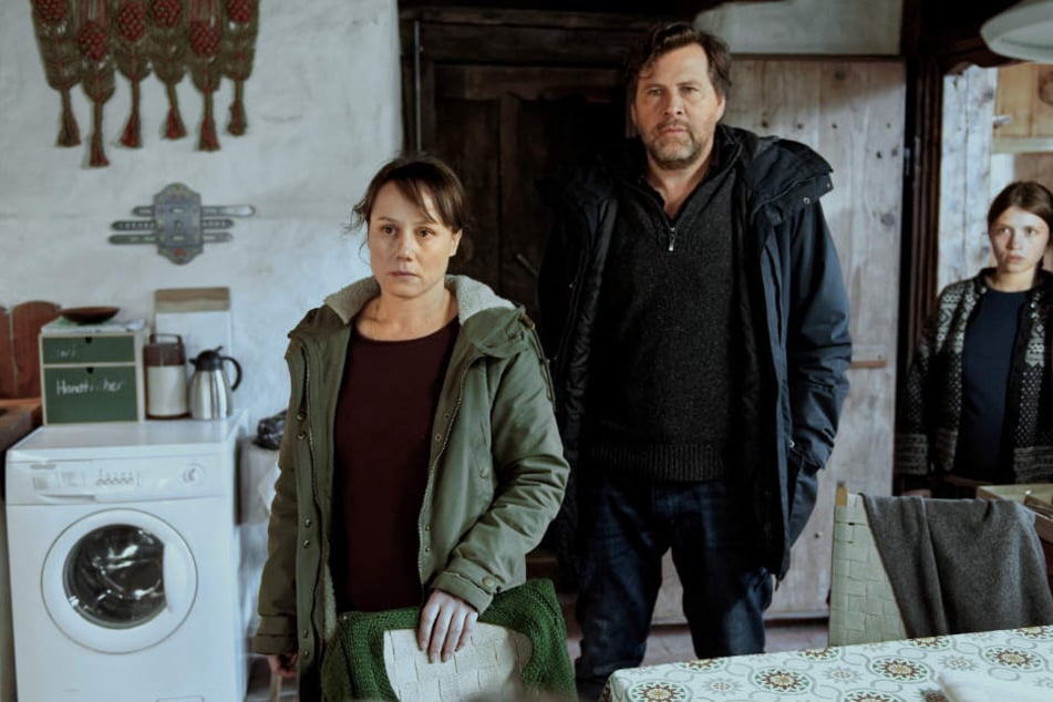 Tobler (links) und Berg (Mitte) ermitteln auf einem Bauernhof, wollen die Familie befragen. Dazu gehört auch Mechthild (Janina Fautz, rechts), die jüngere Schwester der toten Sonnhild.