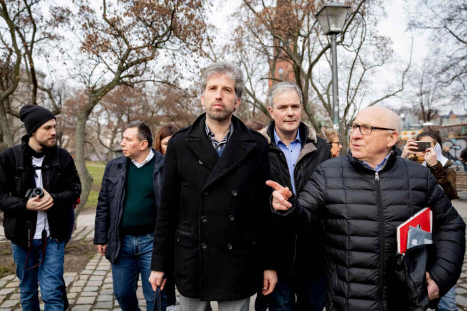 Boris Palmer (Mitte), rechts daneben Berlins CDU-Fraktionschef Burkard Dregger und Abgeordnetenhaus-Mitglied Kurt Wasner von der CDU mitsamt Medientross im Görlitzer Park.