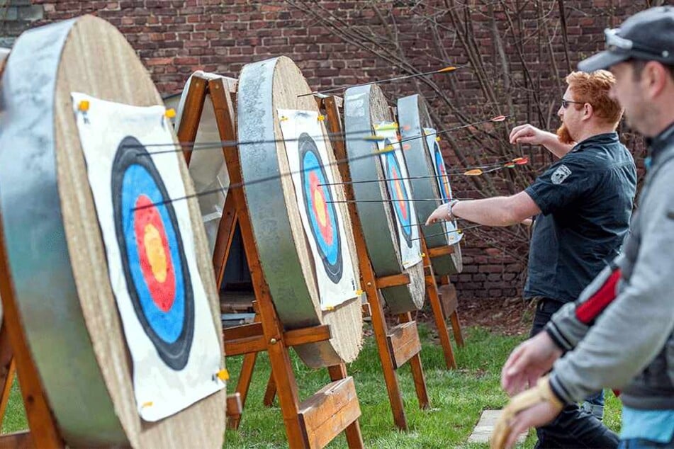 Bogensport boomt. Bei Knut Kieschkar in Altchemnitz können angehende Robin Hoods auf einer Trainingsanlage den Umgang mit Pfeil und Bogen lernen.