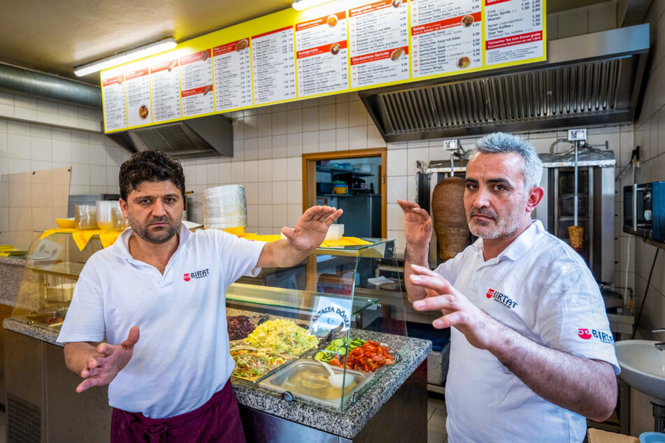 Wehrten den wütenden Kunden ab: Ali Dahud (38, l.) und Sidlik Cicek (44) mussten danach kiloweise Döner-Zutaten wegwerfen.