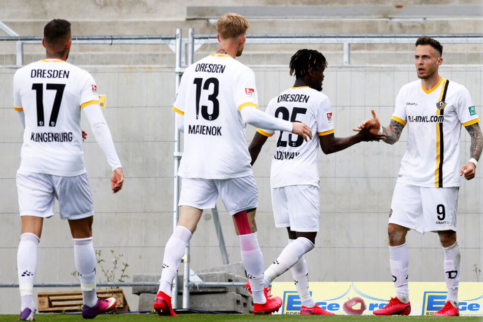 Patrick Schmidt (r.) nahm nach seinem Tor die Glückwünsche der Mitspieler entgegen.