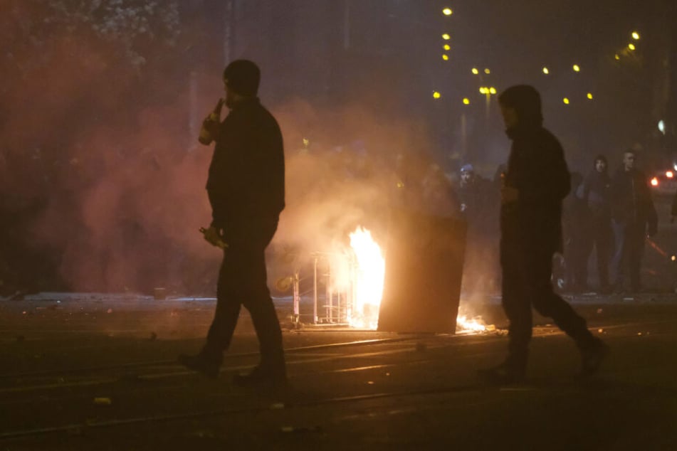 Ein 27-Jähriger muss sich wegen Angriffs auf Vollstreckungsbeamte und Körperverletzung verantworten.