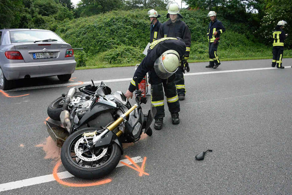 Der Löschzug Rietberg streute ausgelaufene Betriebsstoffe ab.