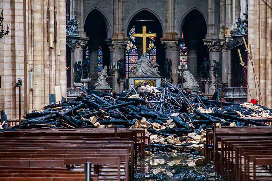 Verkohlte Holzbalken vor dem Altar. Man darf über die Verfilmung gespannt sein.