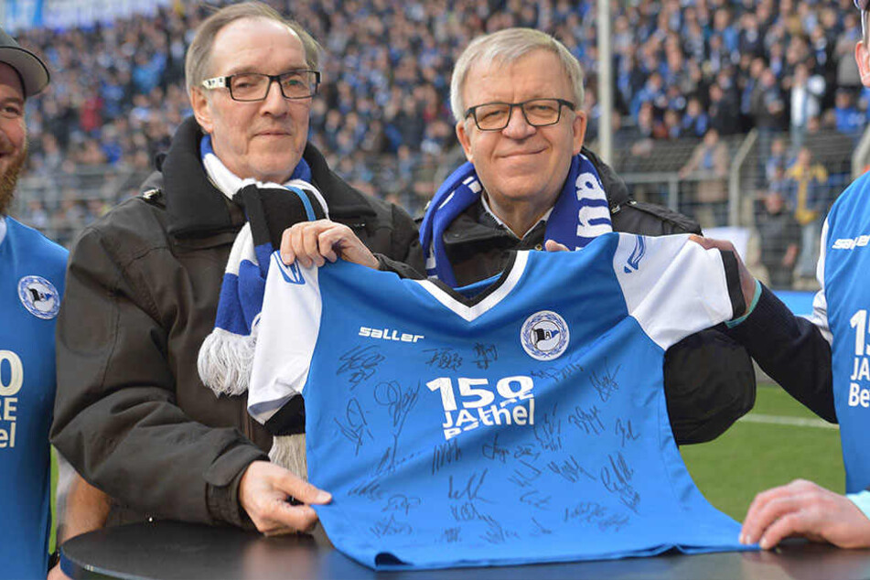 DSC-Präsident Hans-Jürgen Laufer und Pastor Ulrich Pohl präsentieren das Sondertrikot Anfang März.