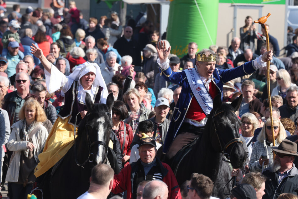 Thüringen läutet vor über 20.000 Gästen die neue Bratwurstsaison ein: Bratwurstkönig auch dabei