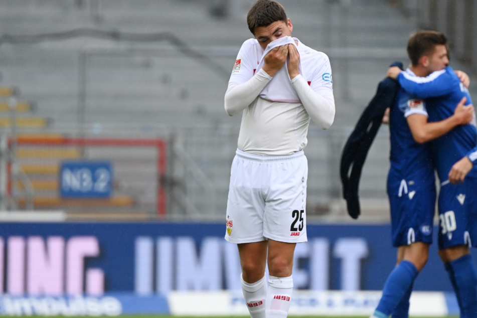 Stuttgarts Lilian Egloff (17) geht nach Spiel enttäuscht über den Platz, während im Hintergrund Spieler des Karlsruher SC jubeln.