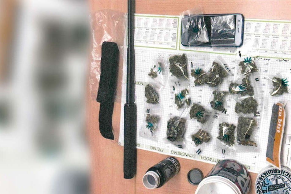 Der 21-Jährige hatte mehrere Tütchen mit Drogen und einen Schlagstock dabei.