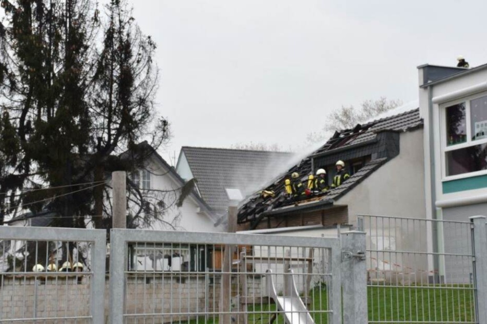 In der Gilsonstraße war am Nachmittag ein großer Baum in Brand geraten.