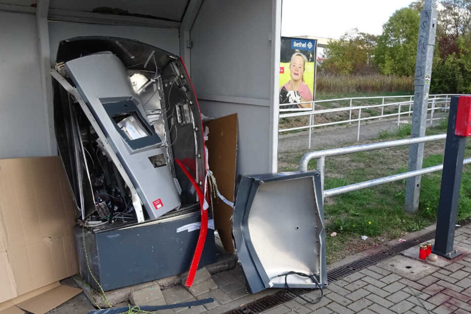 Ein explodierter Fahrkartenautomat am S-Bahnhaltepunkt "Südstadt".