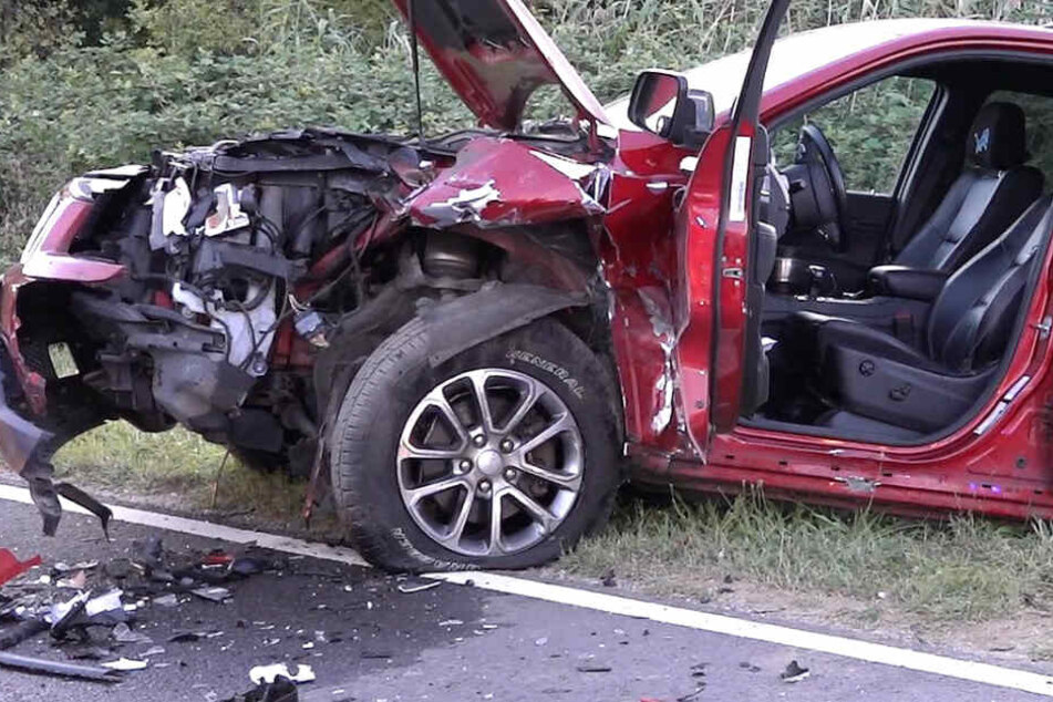 Auch der Jeep Cherokee wurde bei dem Unfall schwer beschädigt.