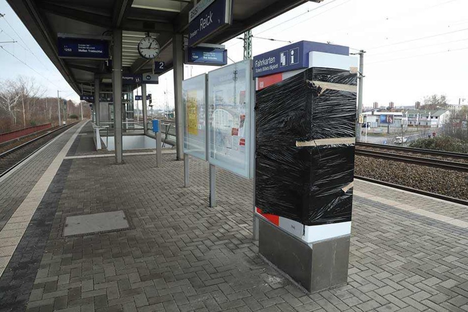 Mit schwarzer Folie wurde der demolierte Automat notdürftig "zusammengeflickt".